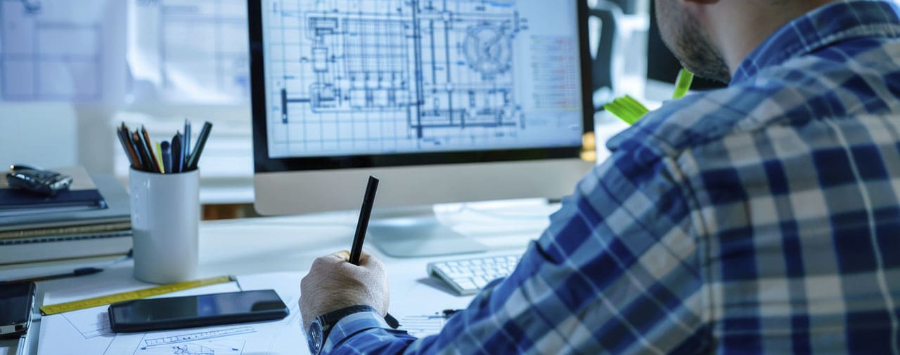 Engenheiro analisando cálculo estrutural em projeto de estrutura metálica
