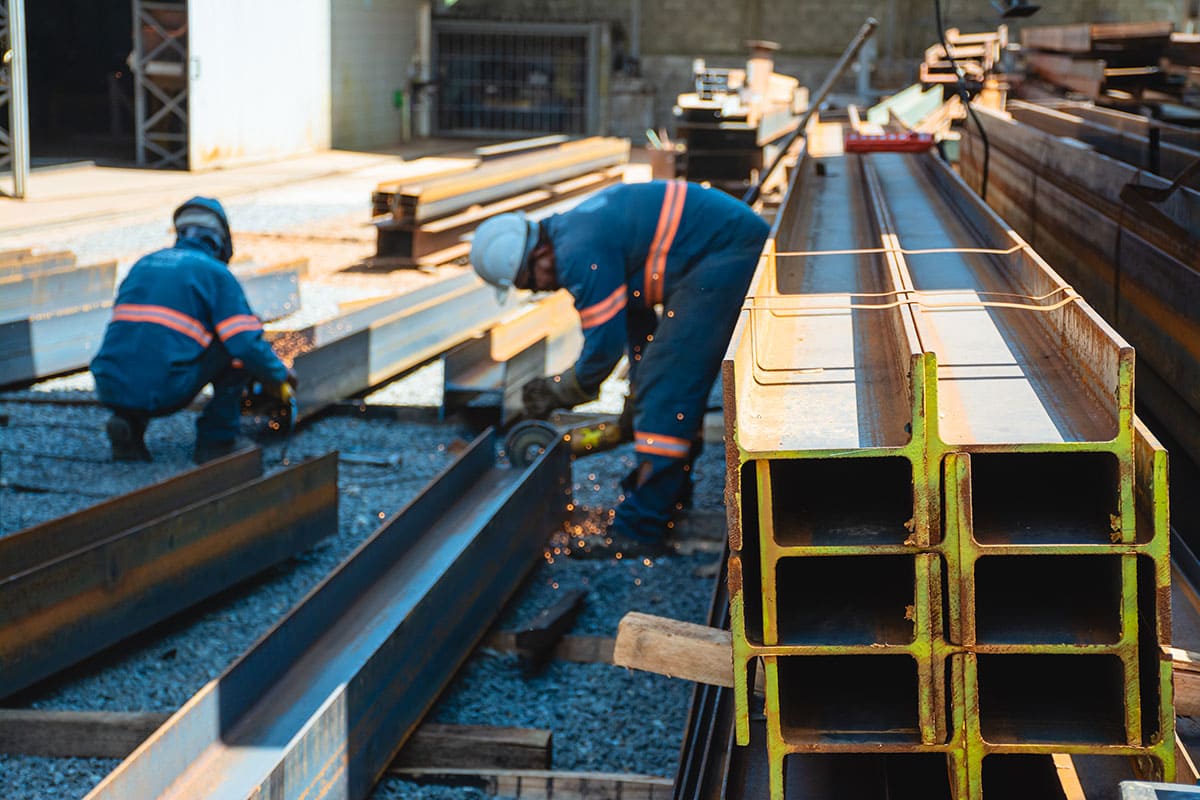 Perfis metálicos organizados em processo de fabricação