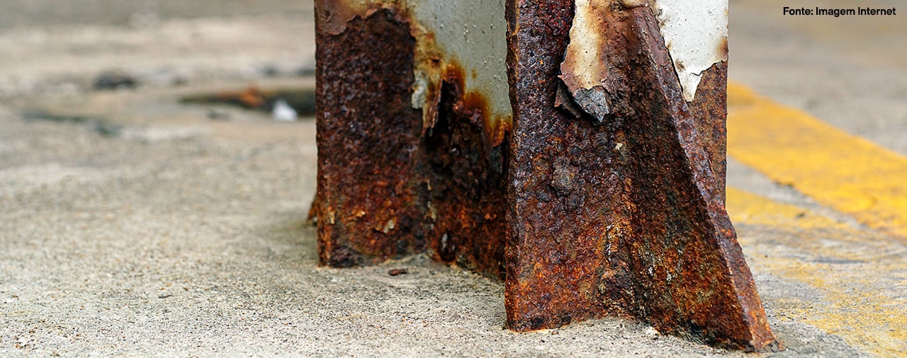 Detalhe de corrosão inicial em estrutura metálica