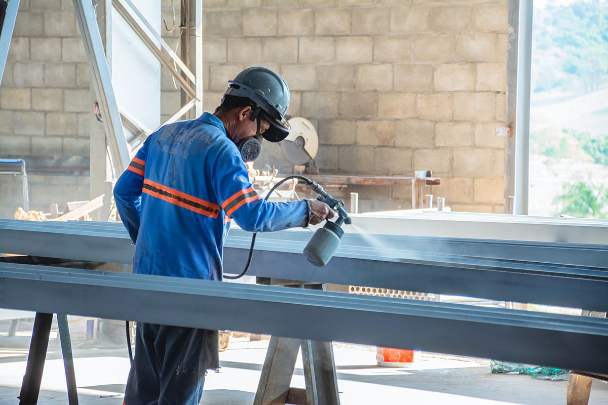 Aplicação de pintura protetiva em estrutura metálica industrial