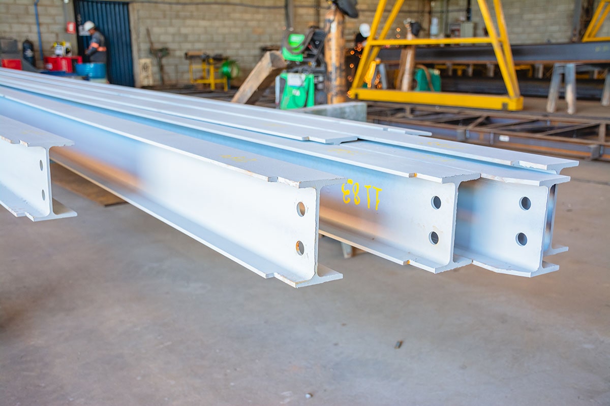 Estrutura metálica protegida e pronta para uso em galpão industrial