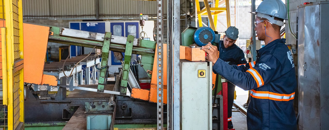 Fábrica produzindo estruturas metálicas industriais