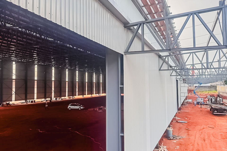 Edifício com grandes vãos livres construído com estrutura metálica