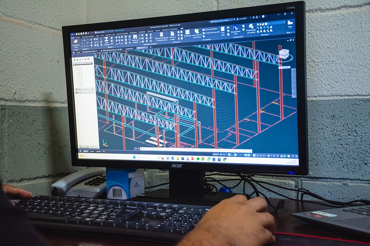 Engenheiro analisando projeto de estrutura metálica em modelagem 3D