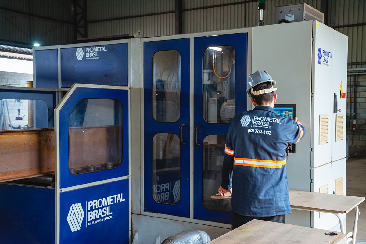 Corte de aço durante a fabricação de estrutura metálica