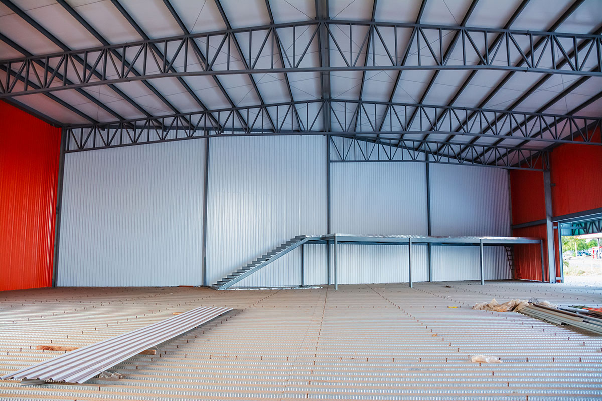 Estrutura metálica interna compondo ambiente arquitetônico moderno