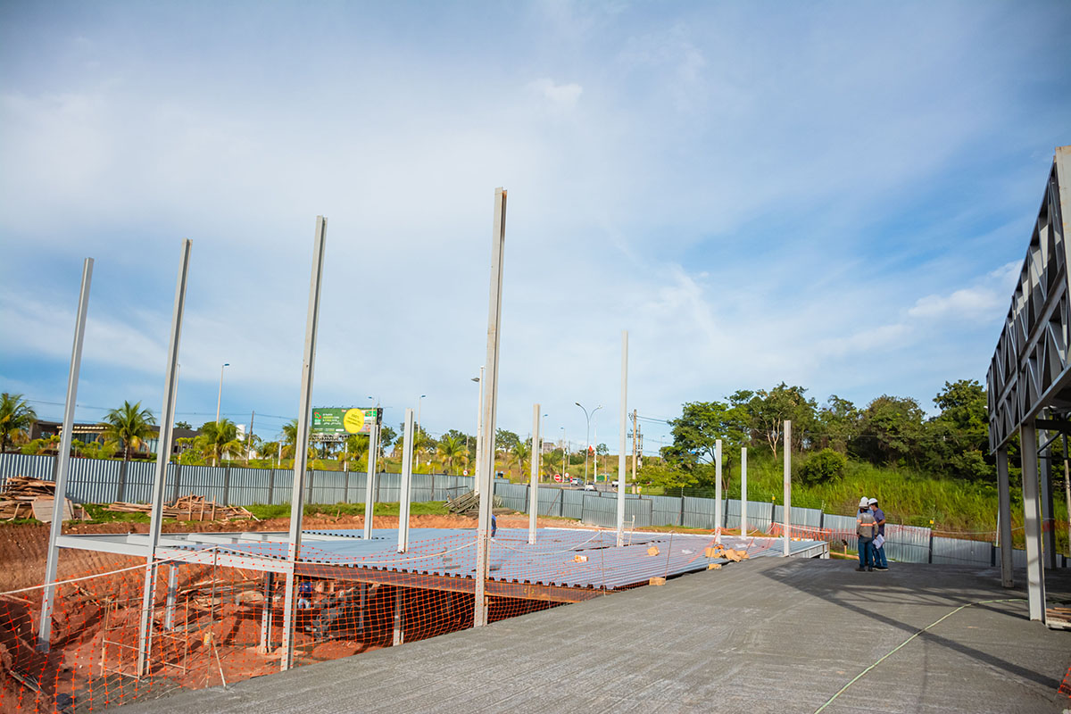 Arquitetos e engenheiros revisando projeto de estrutura metálica