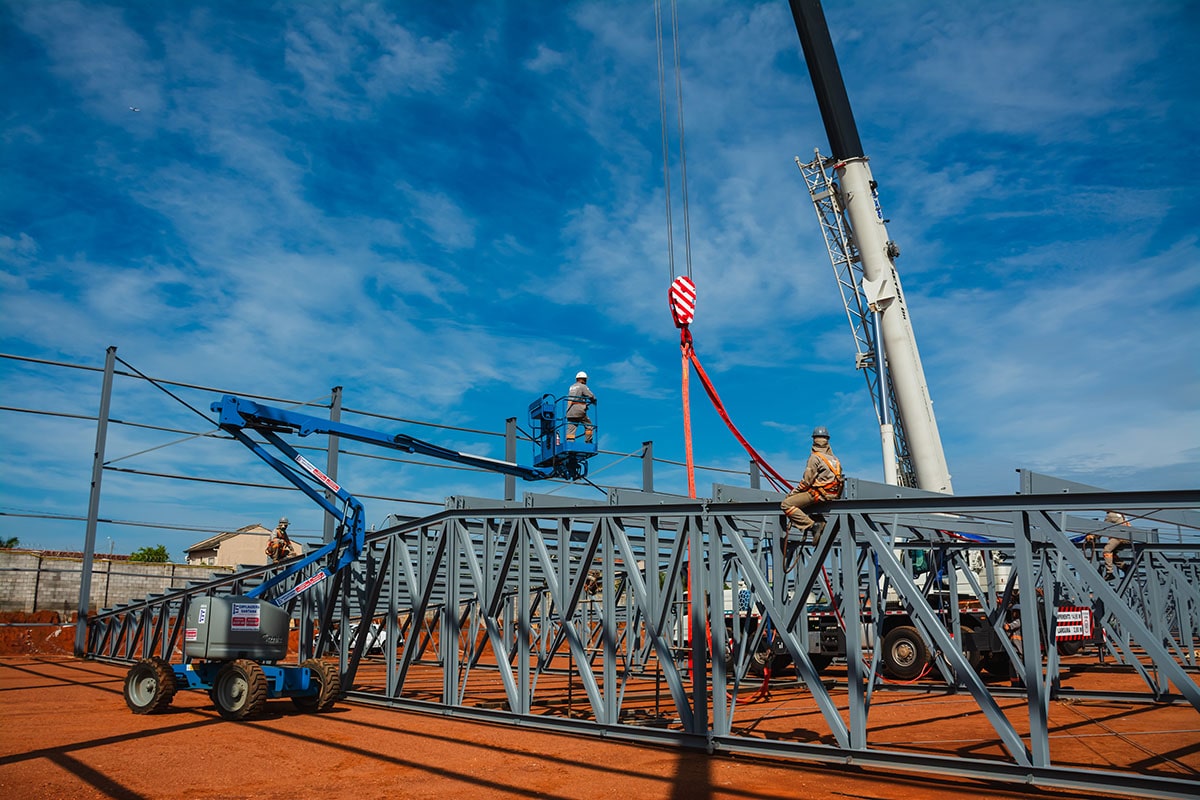 Montagem de estrutura metálica por equipe técnica no canteiro de obras