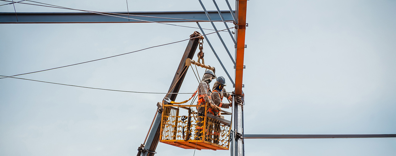 Montagem rápida de estrutura metálica em obra industrial