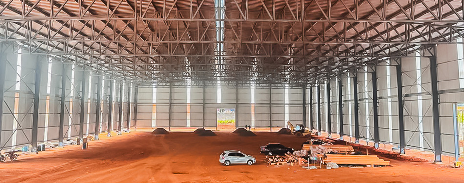 Galpão logístico com estrutura metálica e vão livre sem pilares centrais