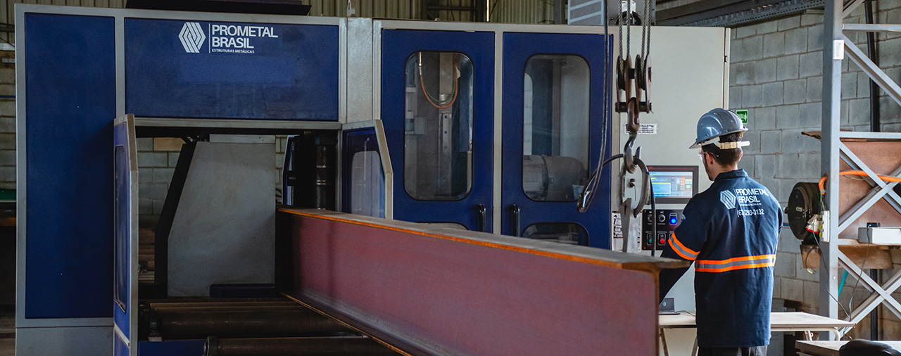 Perfis metálicos sendo fabricados com tecnologia automatizada