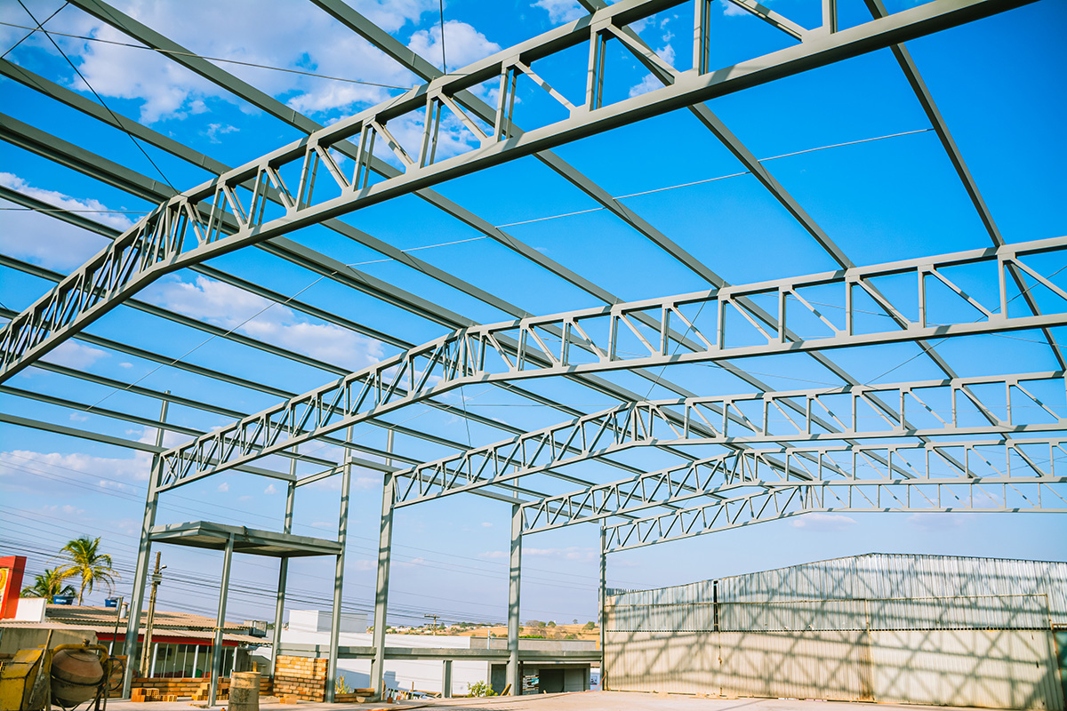 Interior de centro logístico com vão livre em estrutura metálica 