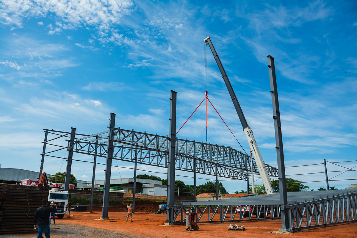 Montagem de estrutura metálica em obra de galpão logístico